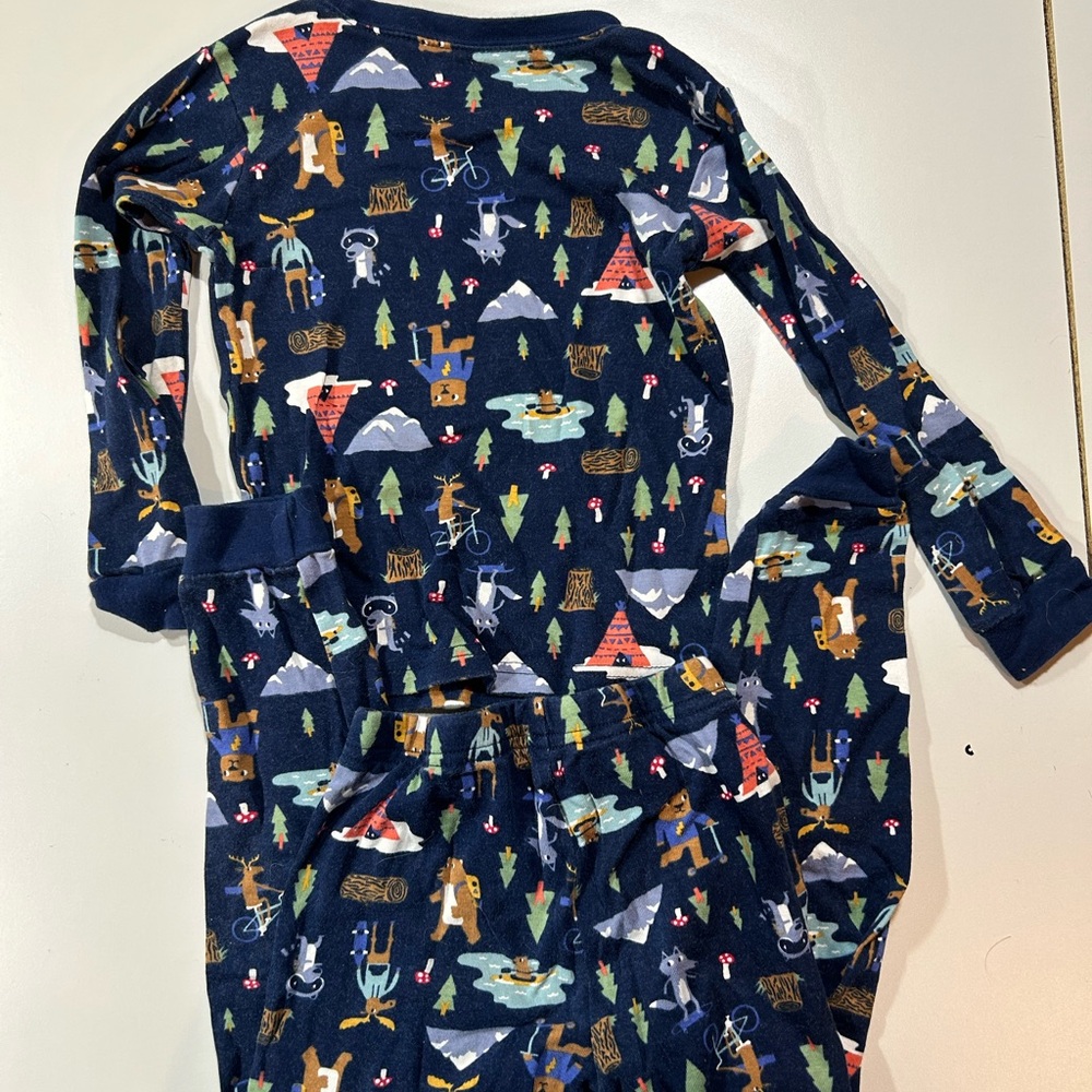Carter’s Winter Adventure Print Pajamas. Size 4
